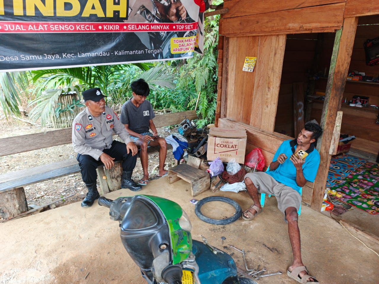Personel Piket Polsek Lamandau Sambangi Warga yang Berkumpul, Sampaikan Imbauan Harkamtibmas