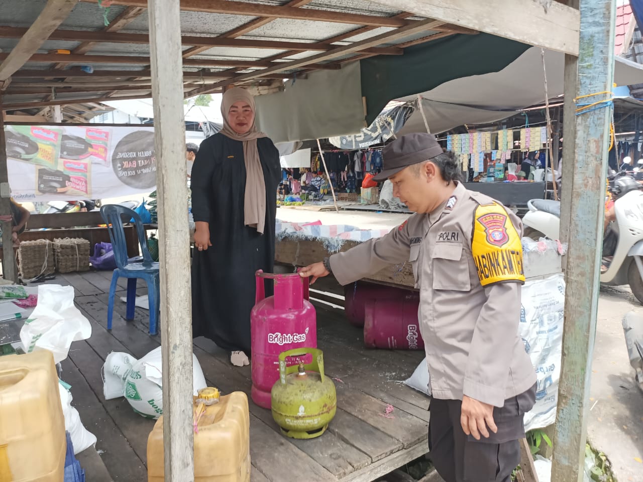 Polsek Montallat Laksanakan Pengecekan Gas LPG Untuk Pantau Stok Dan Harga Di Pasaran