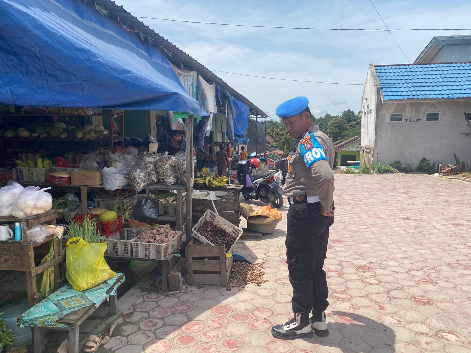 Piket Polsek Sambangi dan Silaturahmi Ke Pedagang