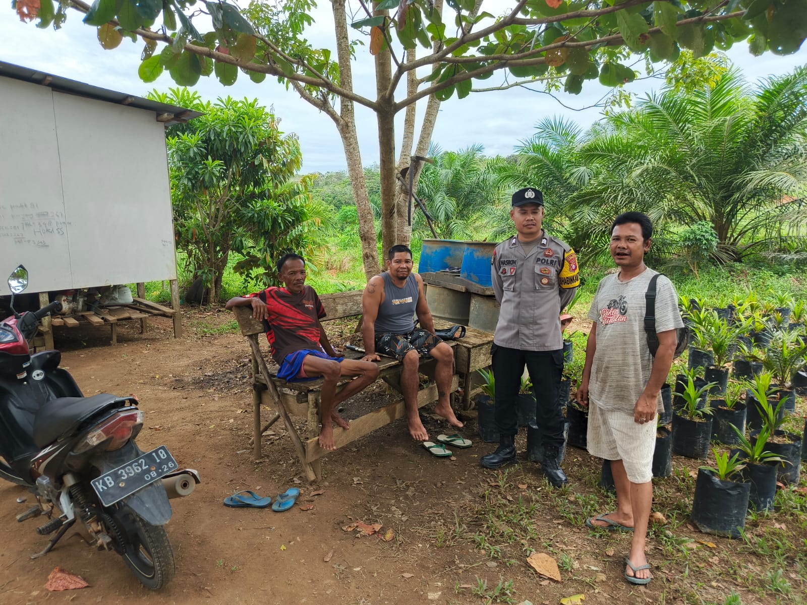 Piket Polsek Delang melaksanakan Silaturahmi ke warga masyarakat