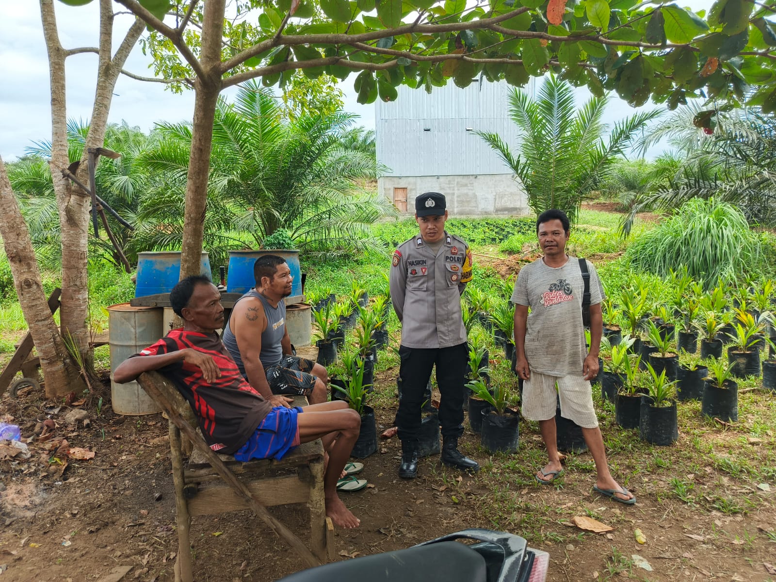 Piket Polsek Delang Jalin Kedekatan dengan Masyarakat di Tengah Aktivitas