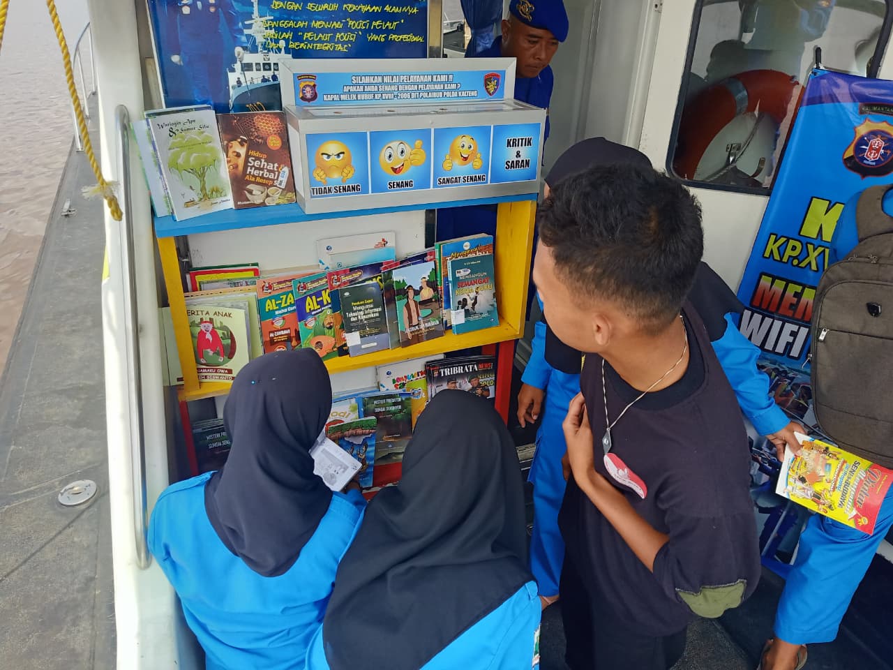 Ditpolairud Polda Kalteng Kapal Polisi XVIII – 2006 Melaksanakan Kegiatan Perpustakaan Terapung