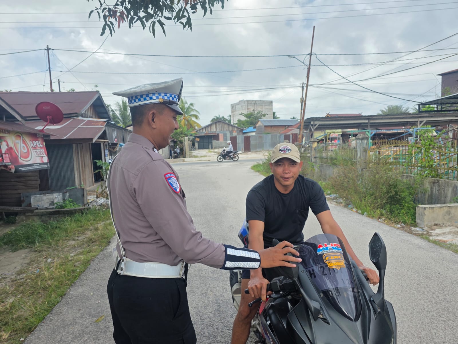 Tidak Menggunakan Helm Saat Berkendara Personel Satlantas Berikan Teguran Humanis.