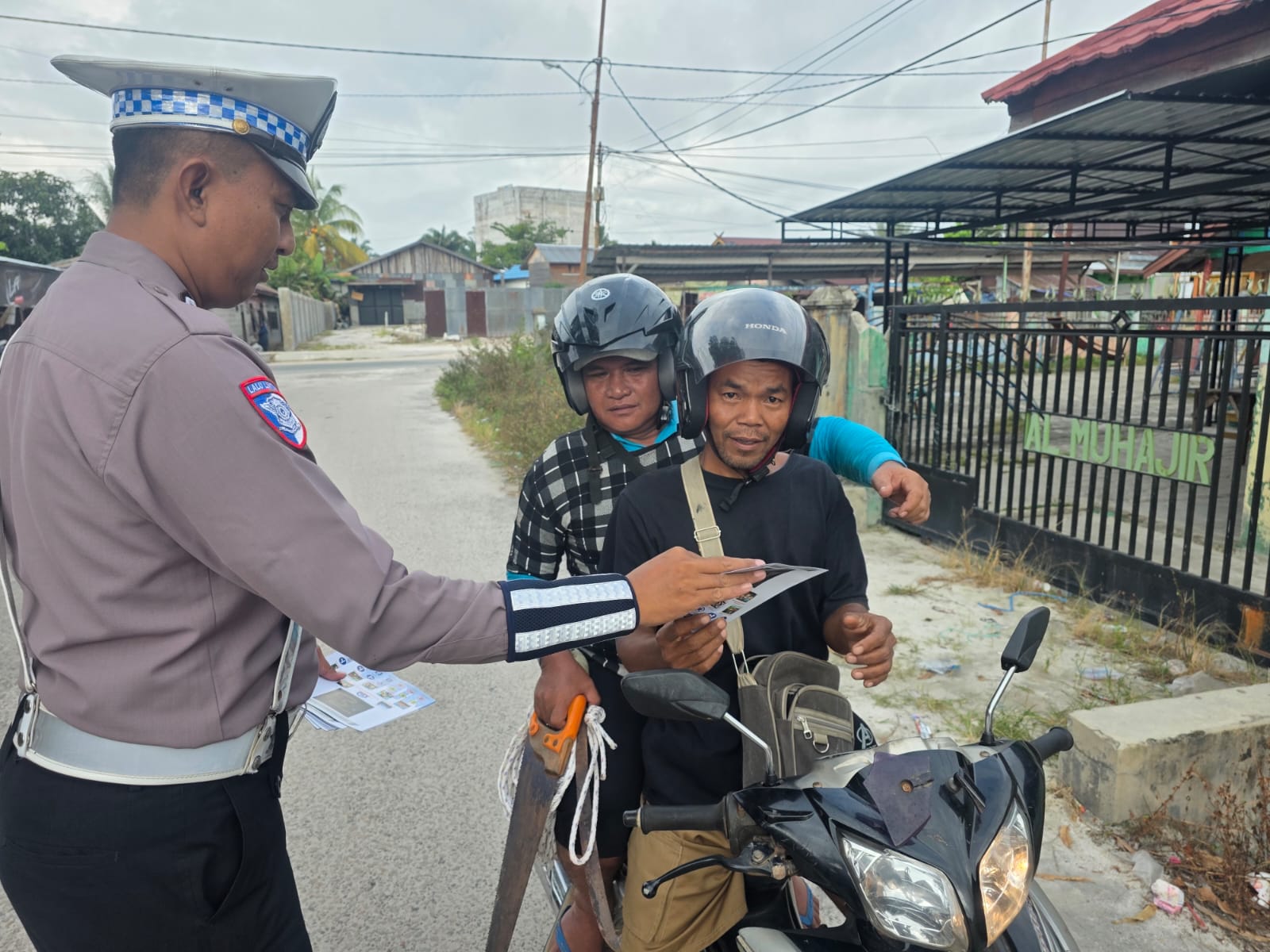Pembagian Brosur Keselamatan Berlalu Lintas Kepada masyarakat.