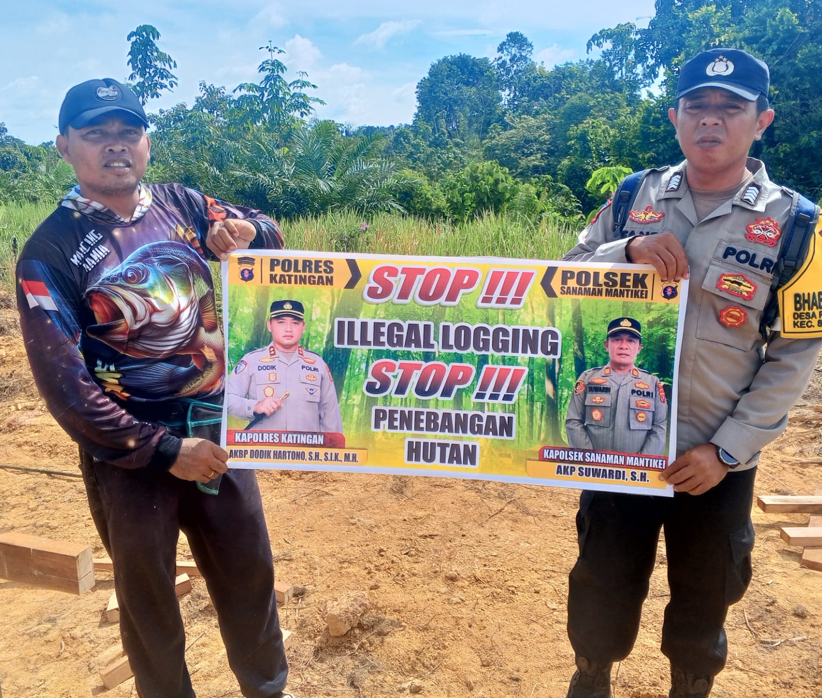 Bhabinkamtibmas laksanakan Sosialisasi kan tentang larangan dan sangsi Pidana bagi pelaku Ileggal Logging kepada masyarakat di Desa Binaan.