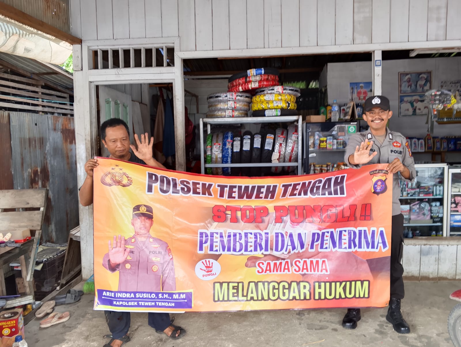 Sosialisasikan Stop Pungli Kepada Masyarakat, Polsek Teweh Tengah Berikan Himbauan Secara Humanis