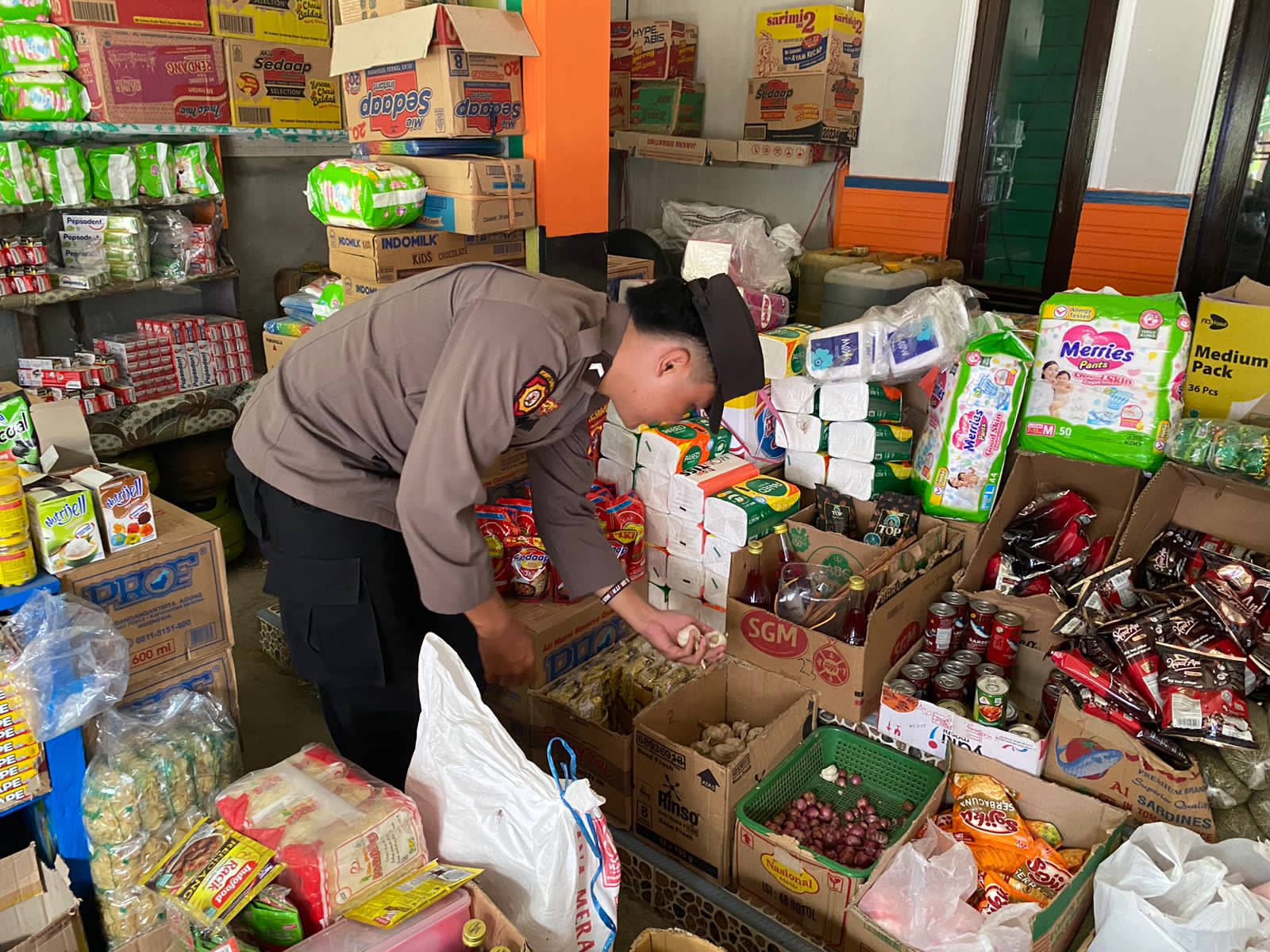 Polsek Montallat Laksanakan Pengecekan Sembako Untuk Pantau Stok Dan Harga Di Pasaran