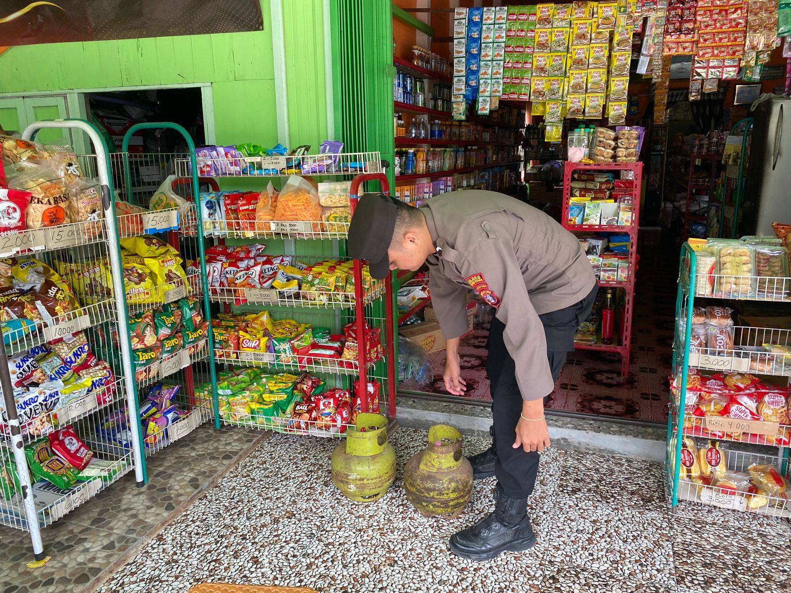 Polsek Montallat Laksanakan Pengecekan Gas LPG Untuk Pantau Stok Dan Harga Di Pasaran