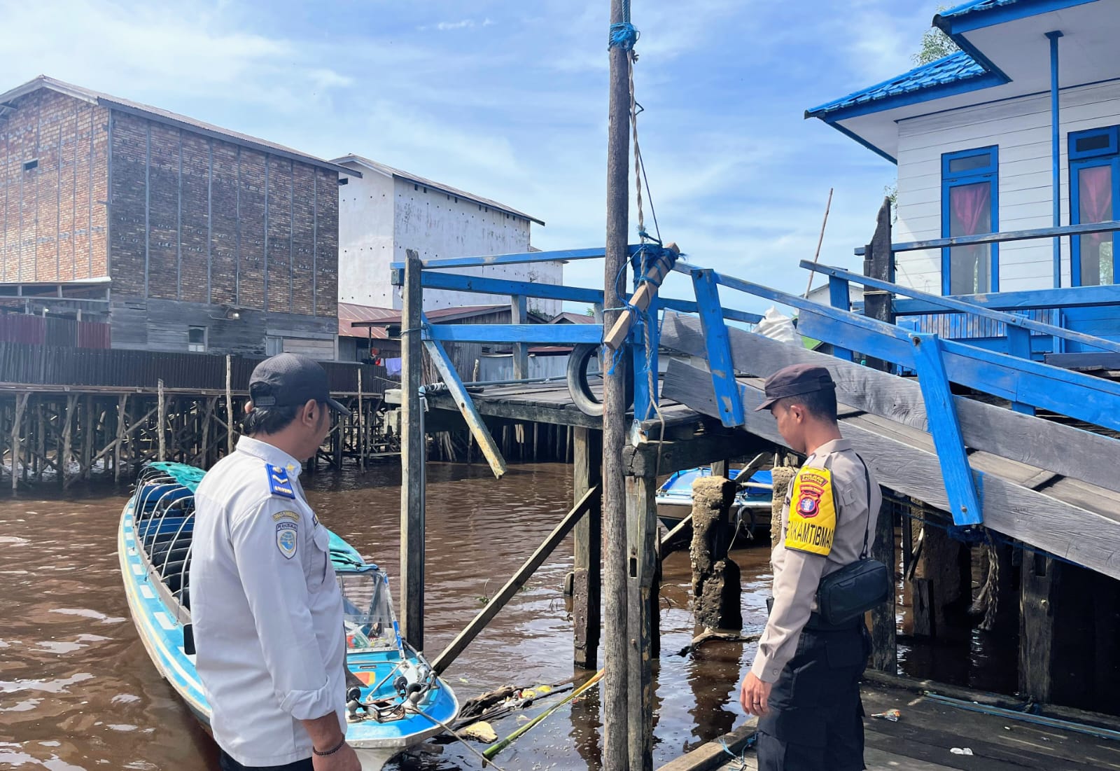 Personil Polsek Katingan Kuala Rutin Melakukan Pengecekan Debit Air Di Wilayahnya