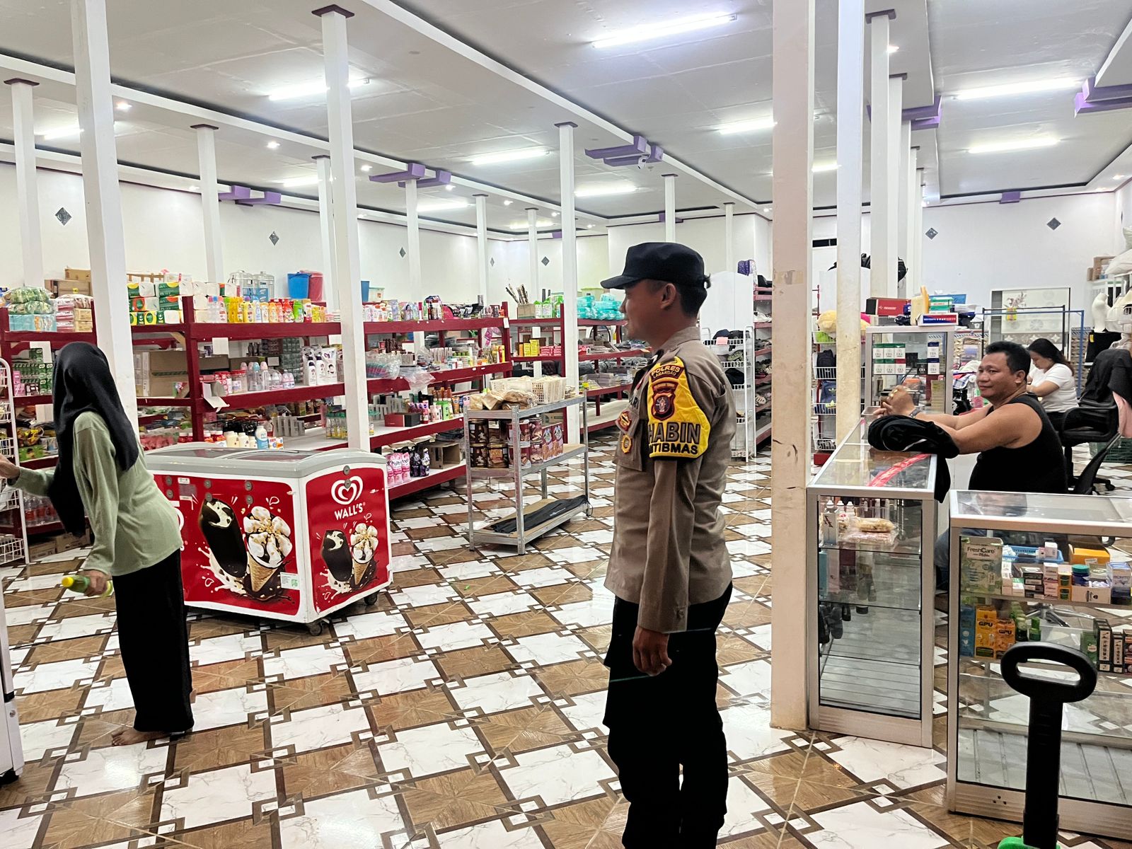 Dekat dengan Warga, Polsek Lamandau Sambangi Masyarakat yang Sedang Berbelanja