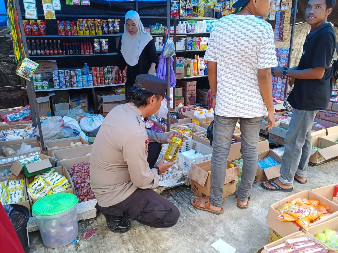 Polsek Montallat Laksanakan Pengecekan Sembako Untuk Pantau Stok Dan Harga Di Pasaran