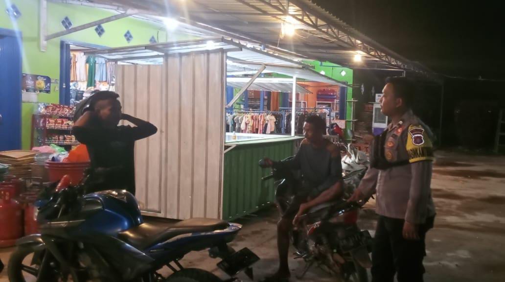 Piket Polsek Sambangi Warga yang sedang Berkendara agar Lebih Berhati-hati di Jalan