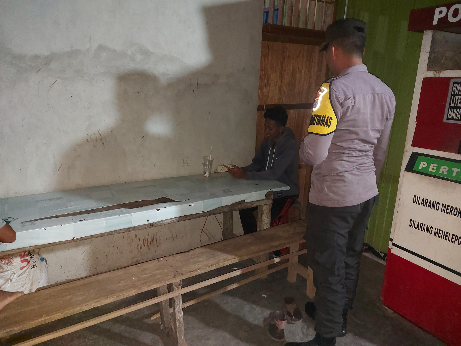 Piket Polsek Delang melaksanakan Silaturahmi ke warga masyarakat