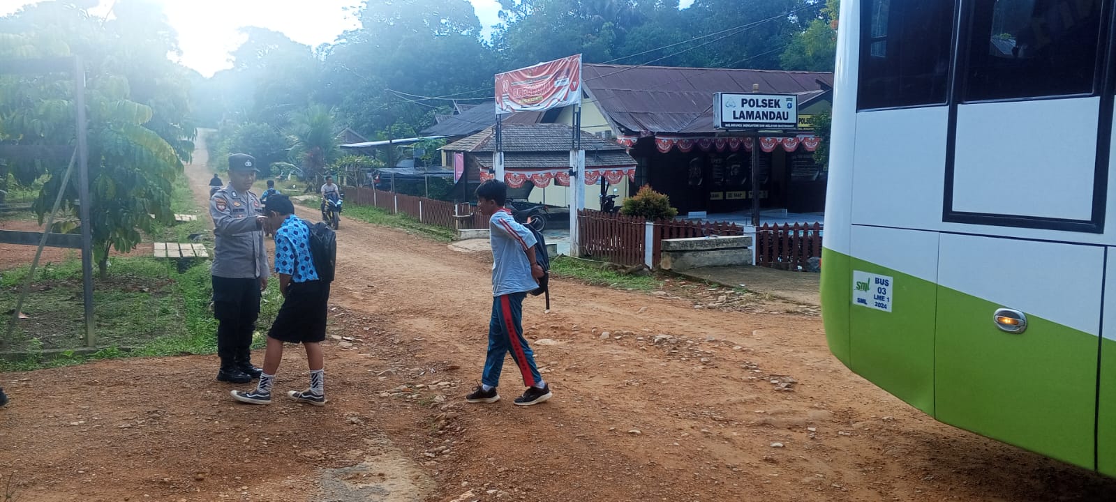 Anggota Polsek lamandau Pengaturan lalu lintas Jalan di Pagi hari