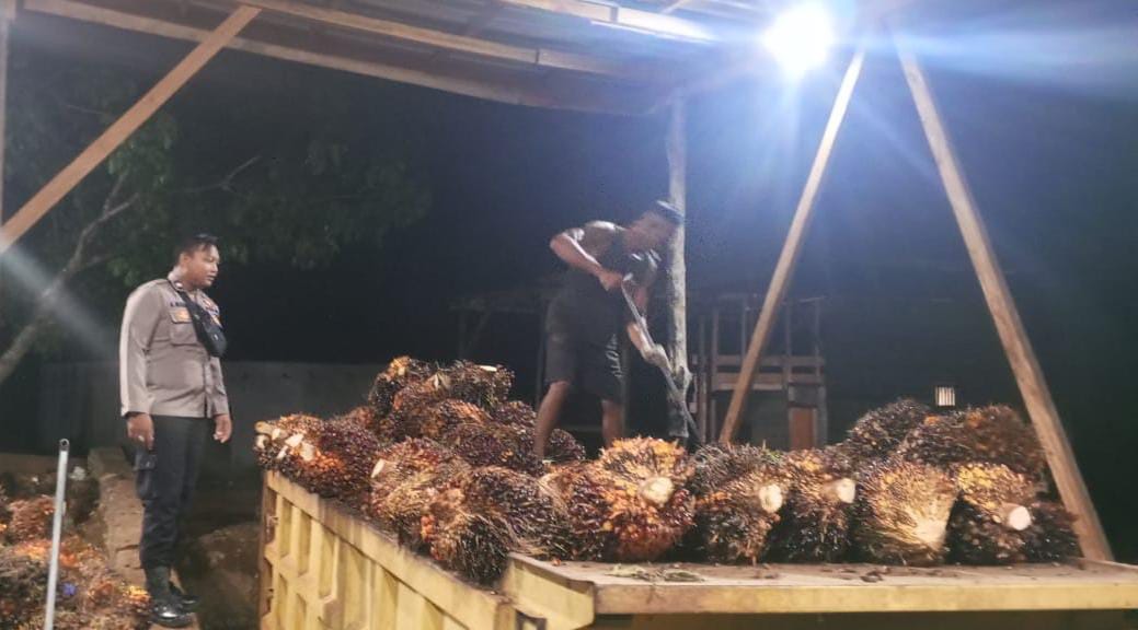 Jaga Kamtibmas, Piket Polsek Lamandau Patroli dan Sambangi Warga