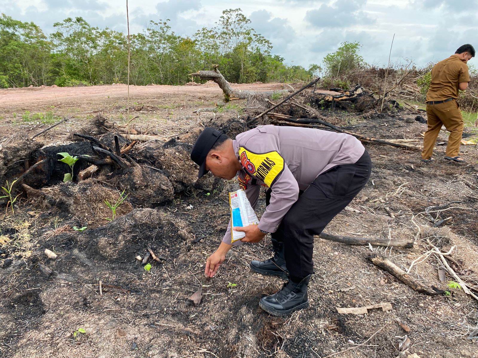 Bhabinkamtibmas Bersama Masrakat Desa Landau Kantu Tanam Jagung