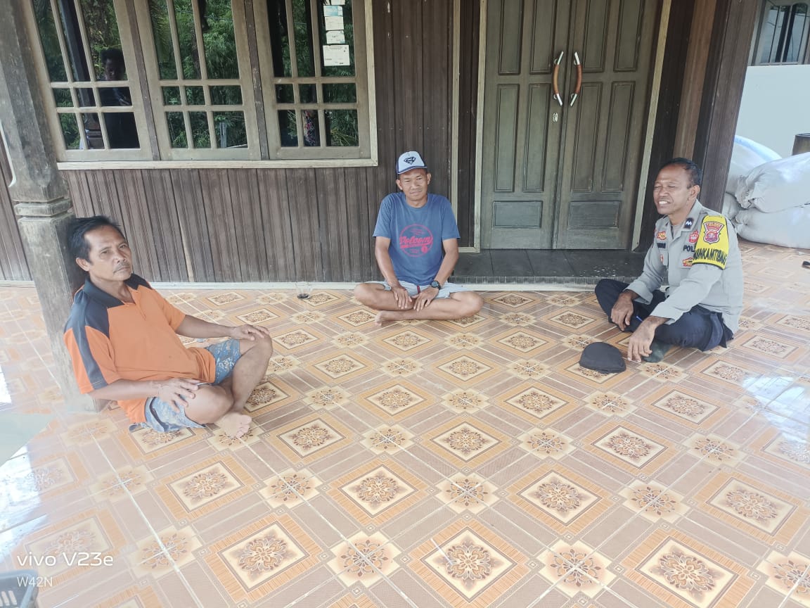 Bhabinkamtibmas Polsek Delang Sosialisasikan Tentang Layanan Hotline 110 kepada Masyarakat