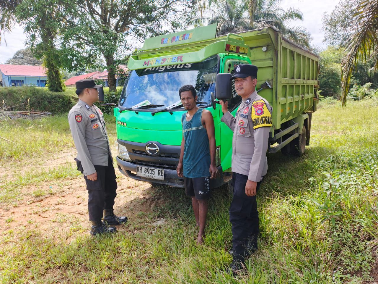 Piket Polsek Sambangi Warga yang sedang Berkendara agar Lebih Berhati-hati di Jalan