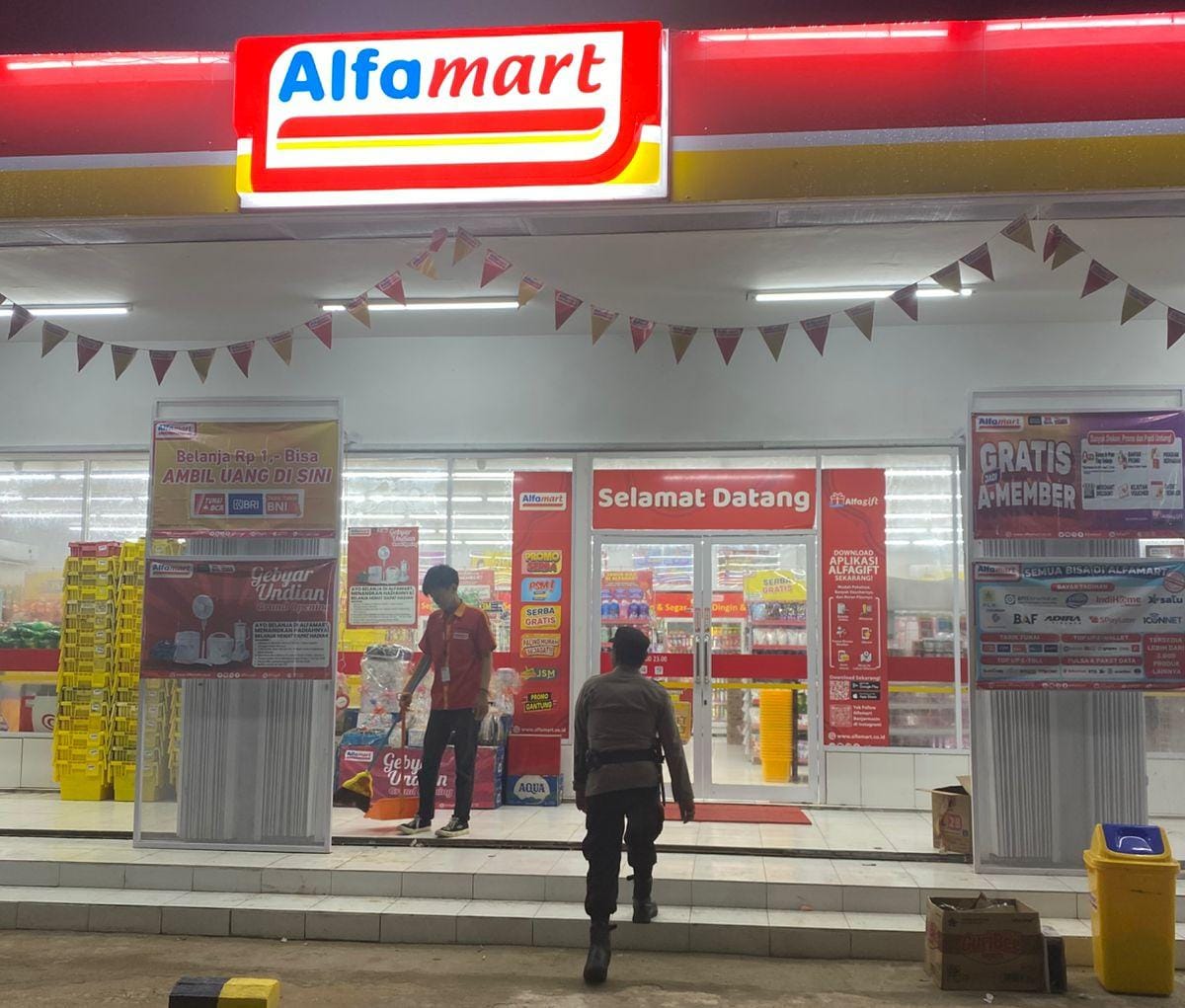 Piket Patroli Polsek Bulik Sambangi Toko Alfamart di Wilkum Guna Cegah Gangguan Kamtibmas