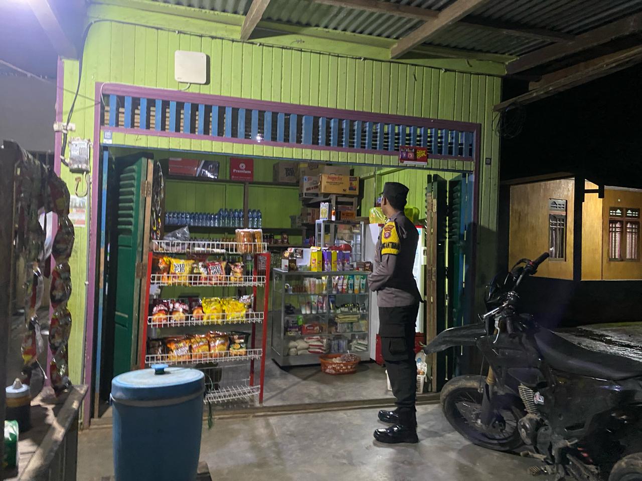 Piket Polsek Delang Sambangi Pedagang, Jalin Kedekatan dengan Masyarakat