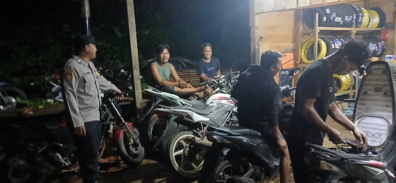 Piket Polsek Silaturahmi ke Masyarakat yang sedang bekerja