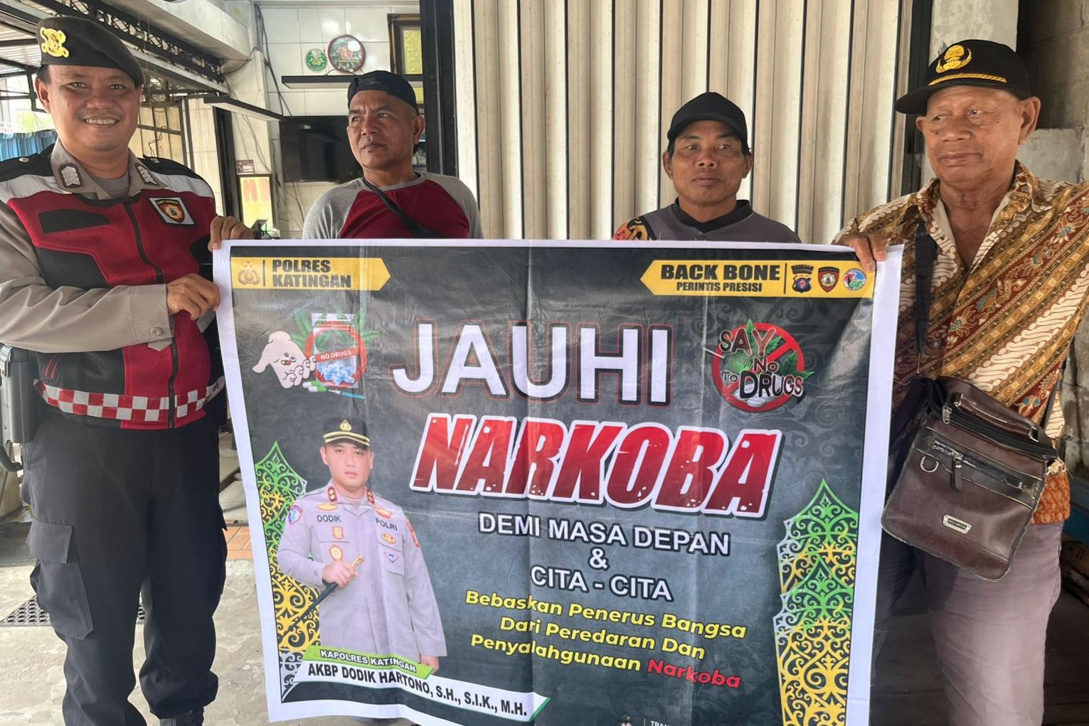 Personil Sat.Samapta melaksanakan giat sosialisasi Pencegahan Narkotika di wilkum Polres Katingan.