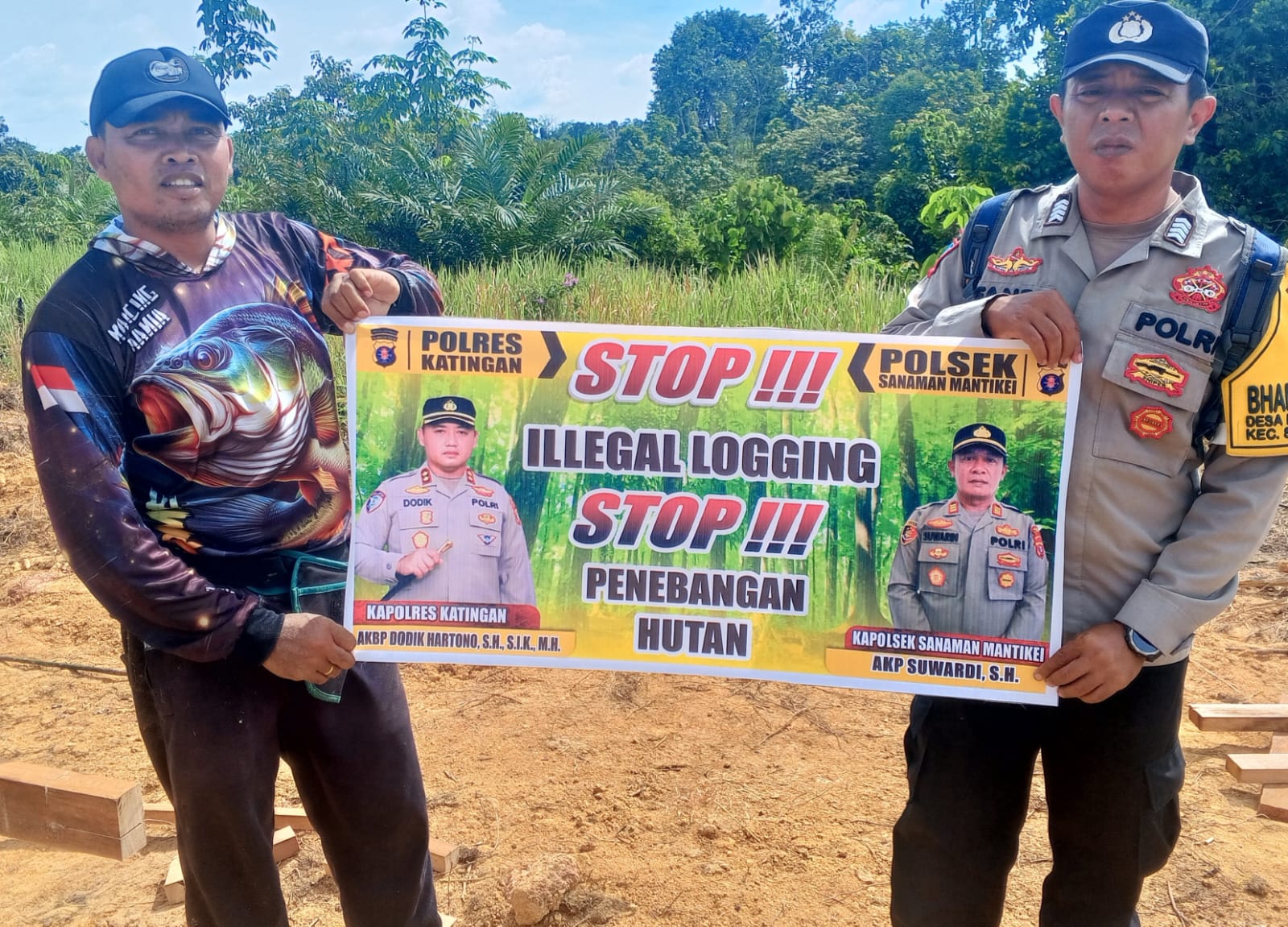 Bhabinkamtibmas laksanakan Sosialisasi kan tentang larangan dan sangsi Pidana bagi pelaku Ileggal Logging kepada masyarakat di Desa Binaan.