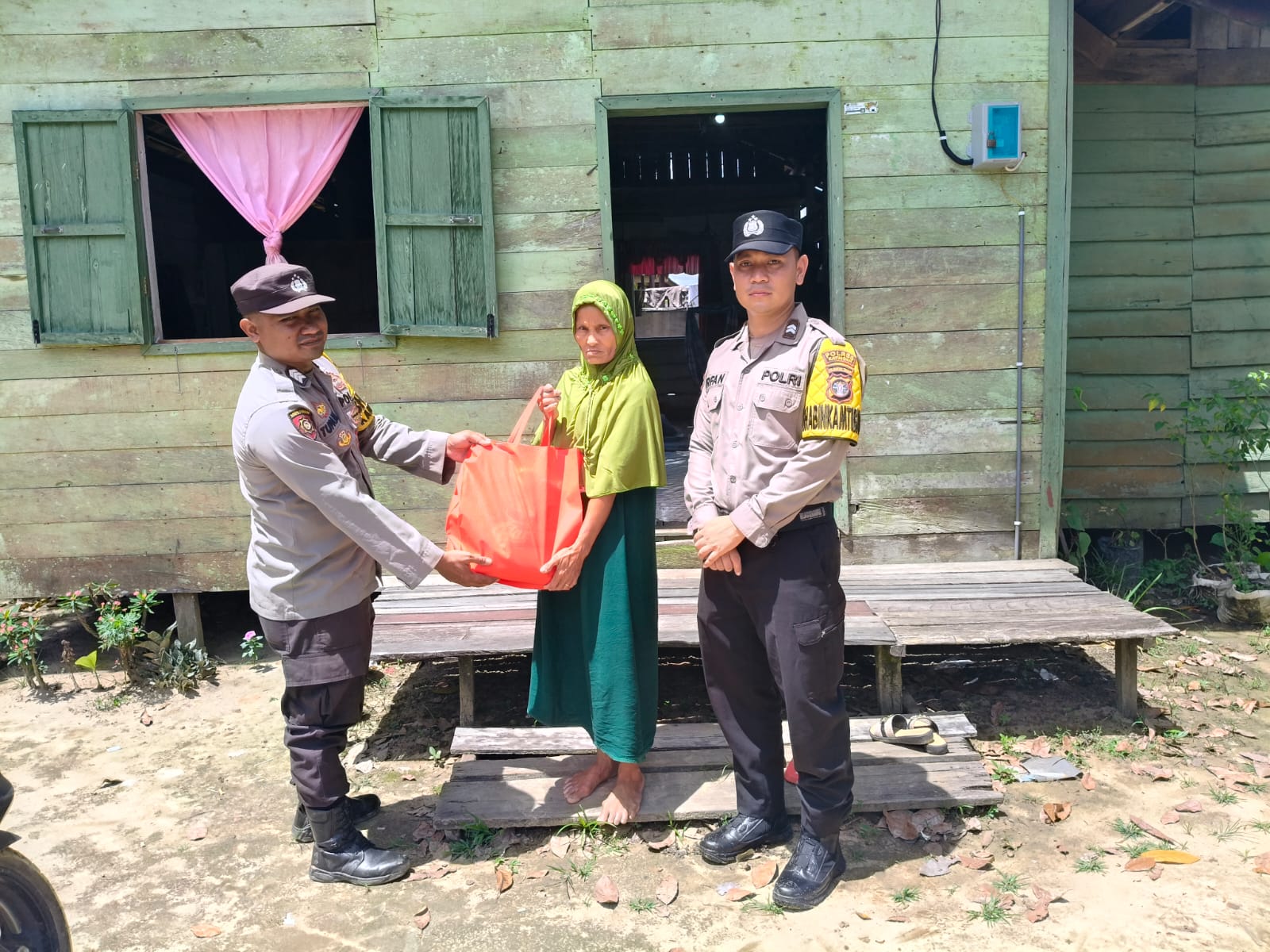 Program BAJAKAH “Berbagi Jumat Berkah”, *Inovasi Polsek Marikit Membagikan Sembako Bagi Warga Yang Membutuhkan.*