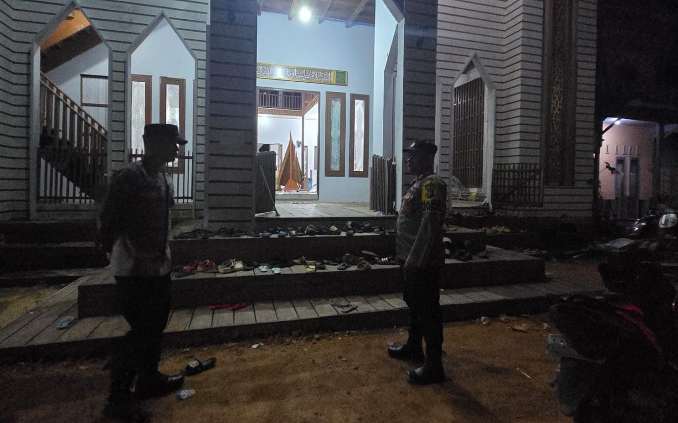 Spk I (Satu) Polsek Sanaman Mantikei laksanakan pam tarawih Ramadhan 2026, Polsek Sanaman Mantikei, Polres Katingan Amankan Ibadah Tarawih diwilayah Kecamatan Sanaman Mantikei Kabupaten Katingan.