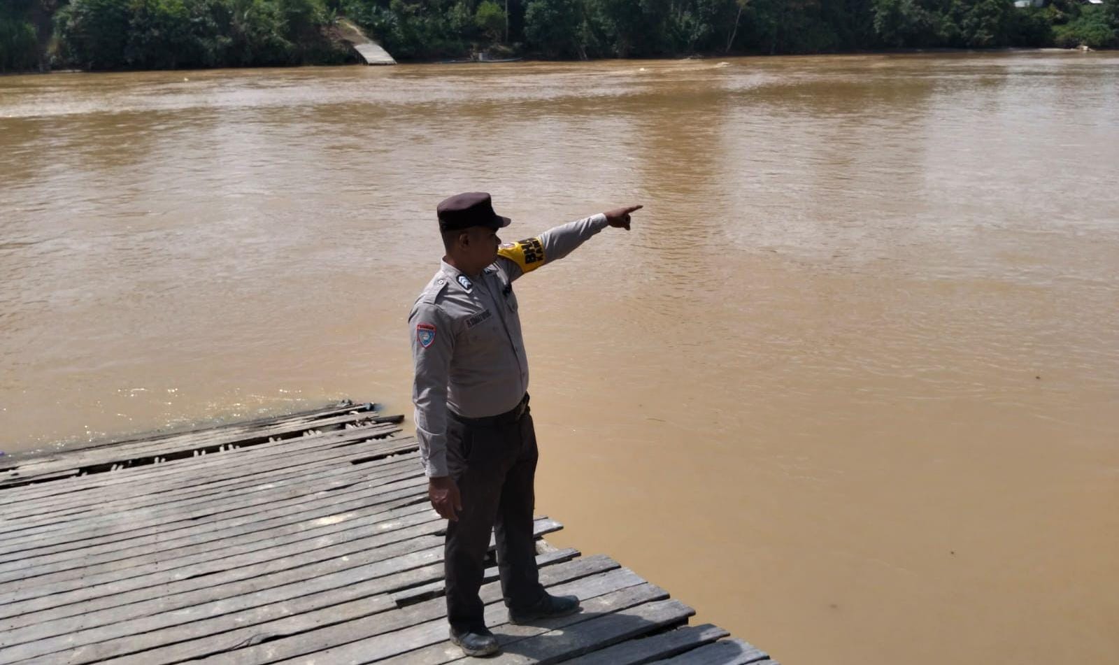 Antisipasi Bencana Banjir, Personil Polsek Marikit Pantau Debit Air DAS Katingan.