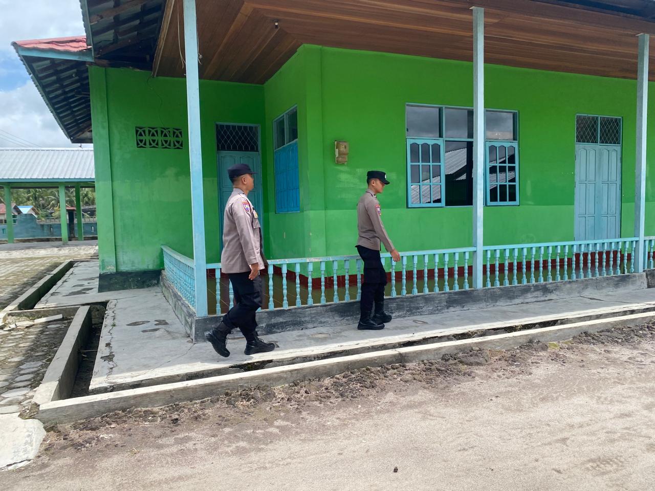 Patroli Dialogis siang hari dilakukan Polsek Tewang Sangalang Garing dan Pulau Malan Berikan Rasa Aman Kepada Masyarakat