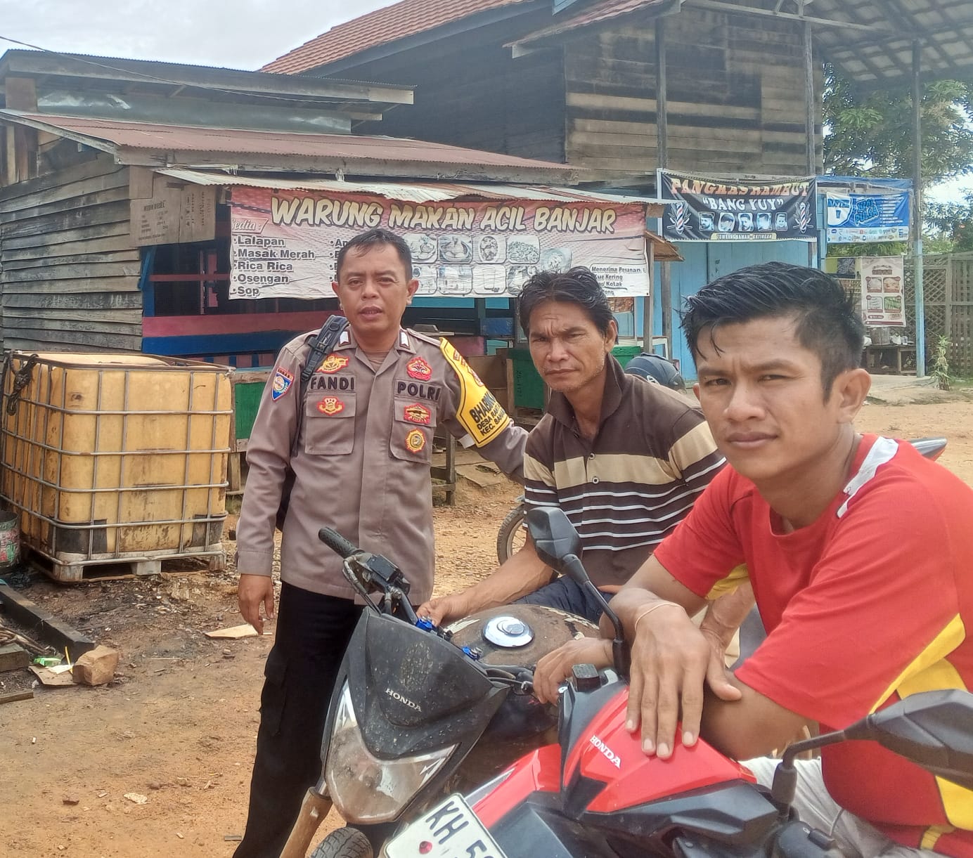 Anggota bhabinkamtibmas Polsek Katingan Kuala Sambang masyarakat Desa Binaannya