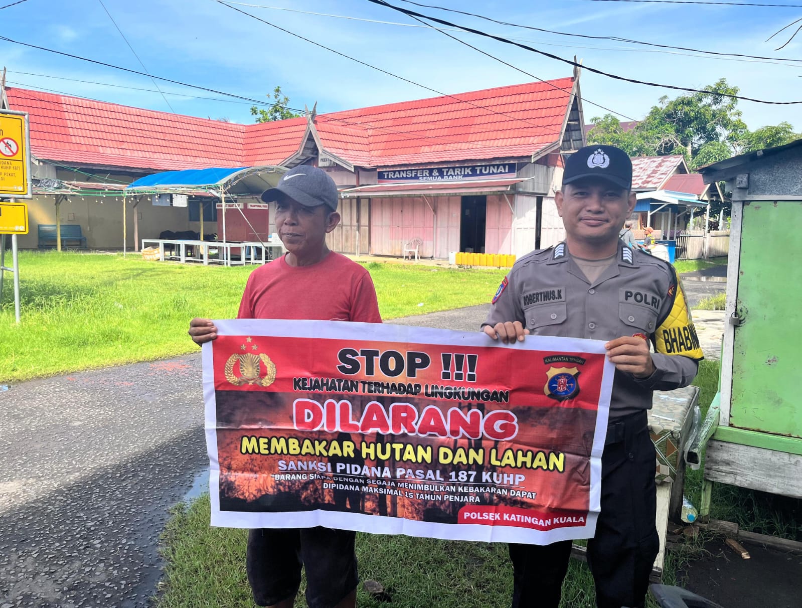 Bhabinkamtibmas Desa Kampung Tengah Sampaikan Himbauan tentang Karhutla Kepada petani