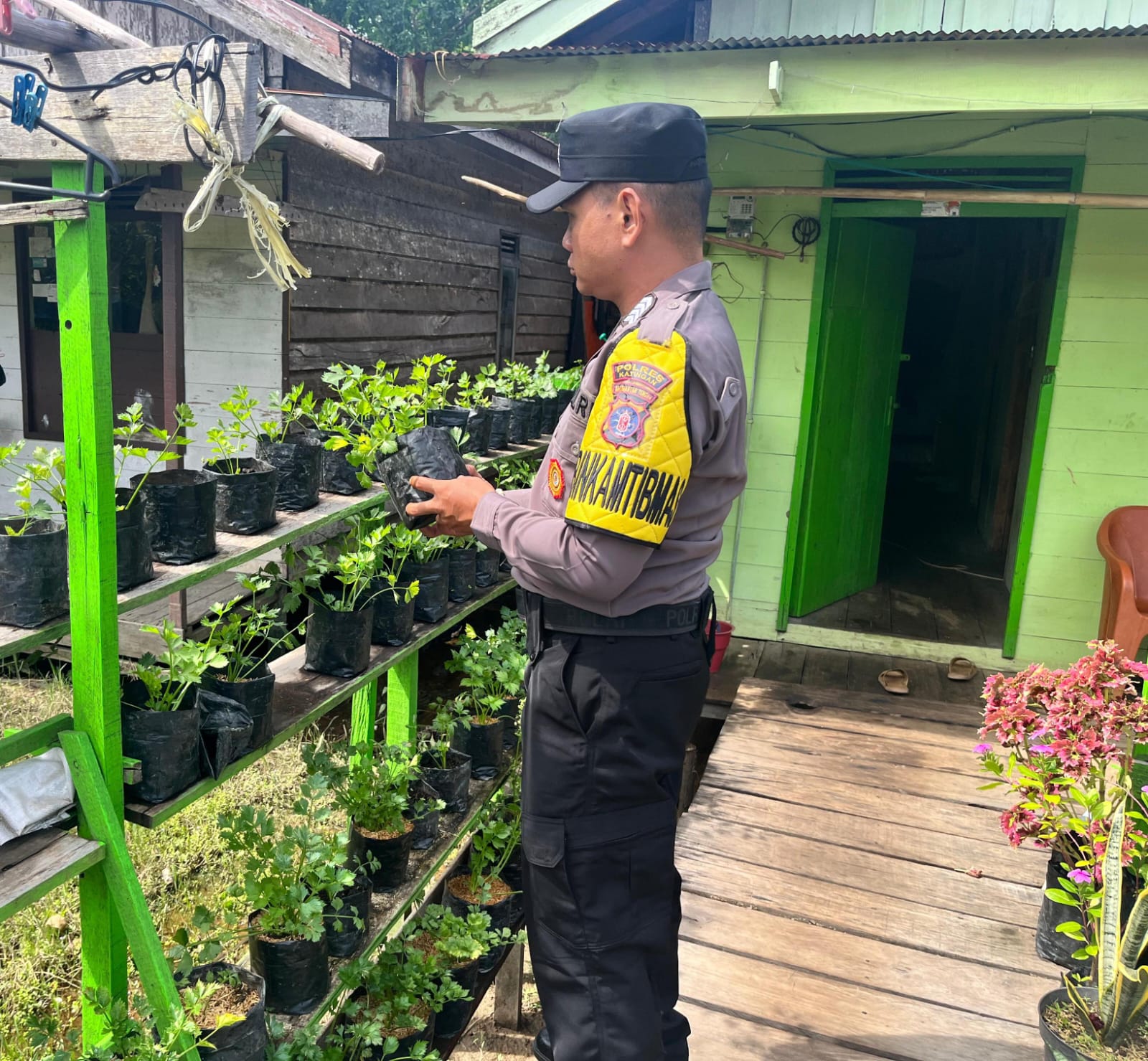 Bhabinkamtibmas Desa Kampung Tengah Sambangi Masyarakat Pemilik Pemanfaatan Lahan Pekarangan