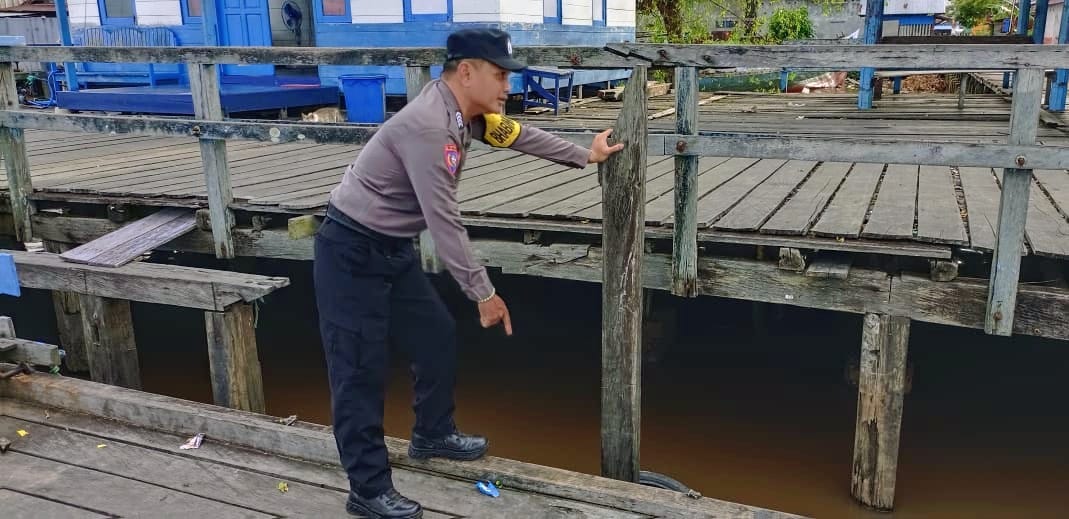 Antisipasi Terjadinya Bencana Banjir, Personil Polsek Katingan Kuala Rutin Melakukan Pengecekan Debit Air Di Wilayahnya