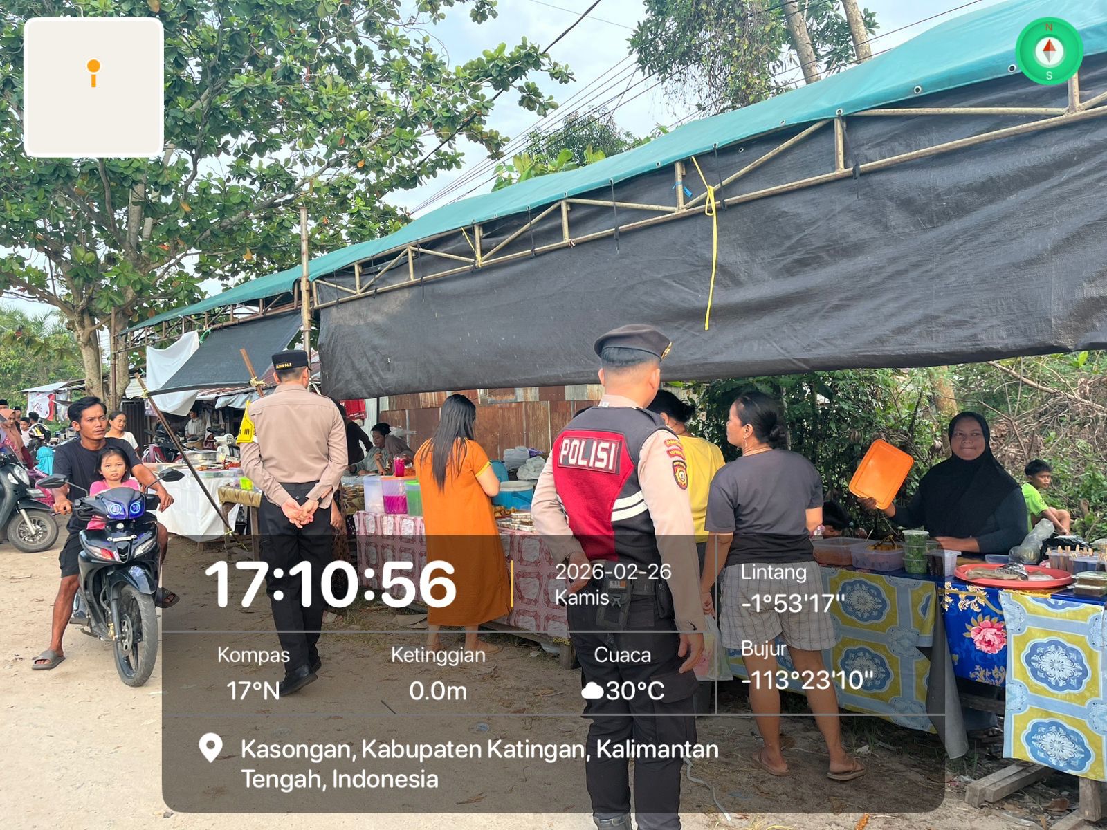 Personel Samapta Polres Katingan Laksanakan Patroli di Pasar Ramadan.