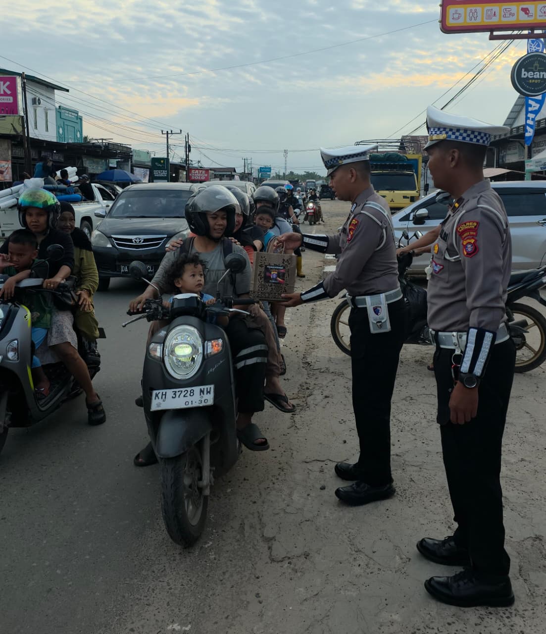 Satlantas Polres Katingan Berbagi Takjil dan Edukasi Keselamatan di Bulan Ramadan