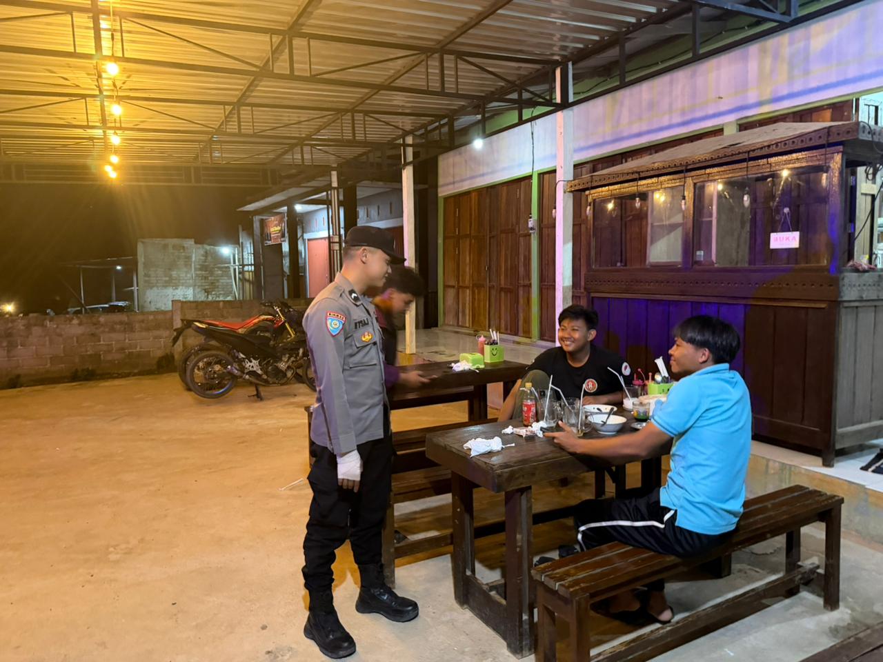 Bhabinkamtibmas Polsek Lamandau Sambangi Warga yang Sedang Bersantai, Pererat Silaturahmi dan Sampaikan Pesan Kamtibmas