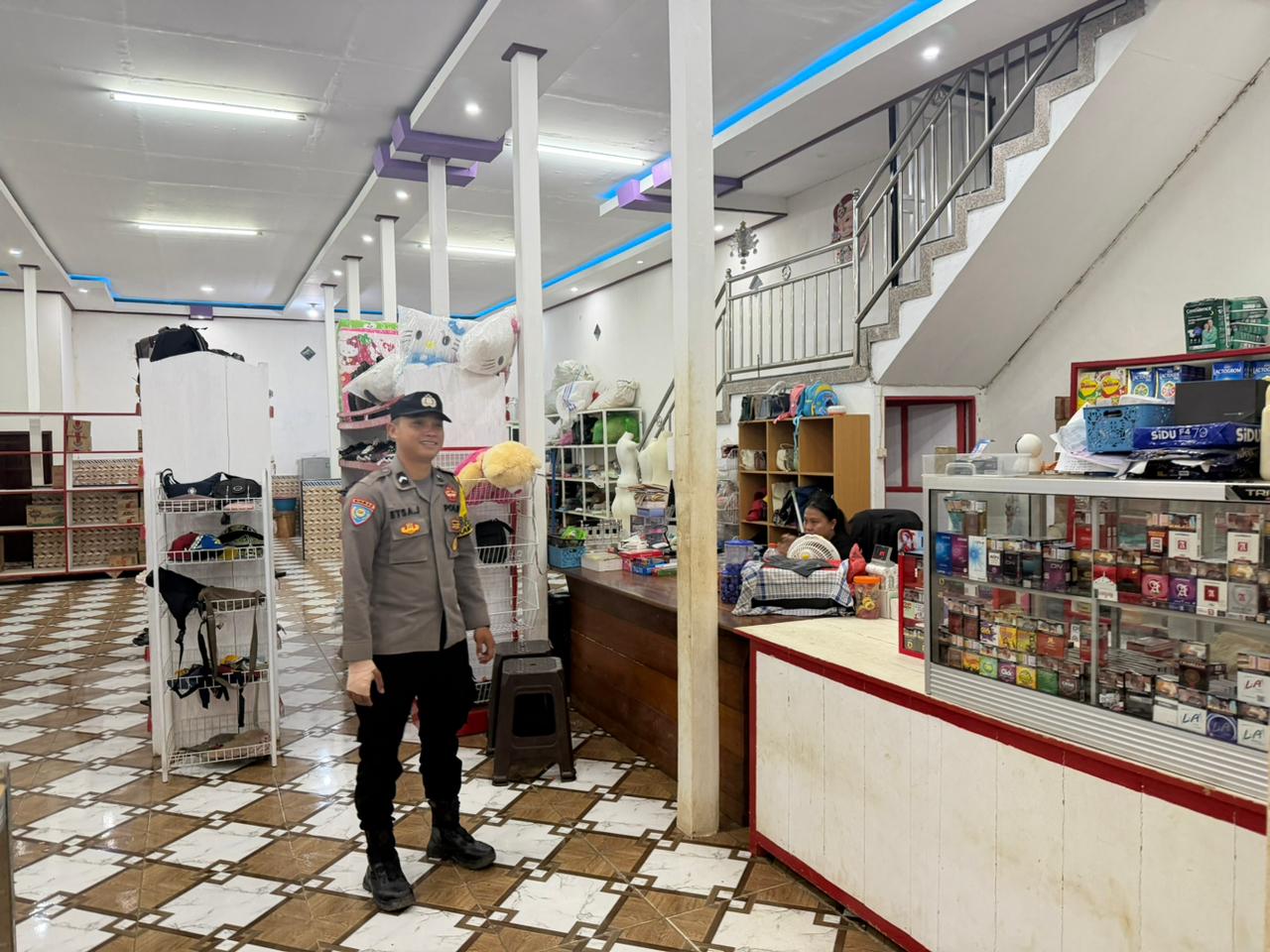 Personel Polsek Lamandau Laksanakan Silaturahmi dan Sosialisasi Layanan 110 kepada Pedagang