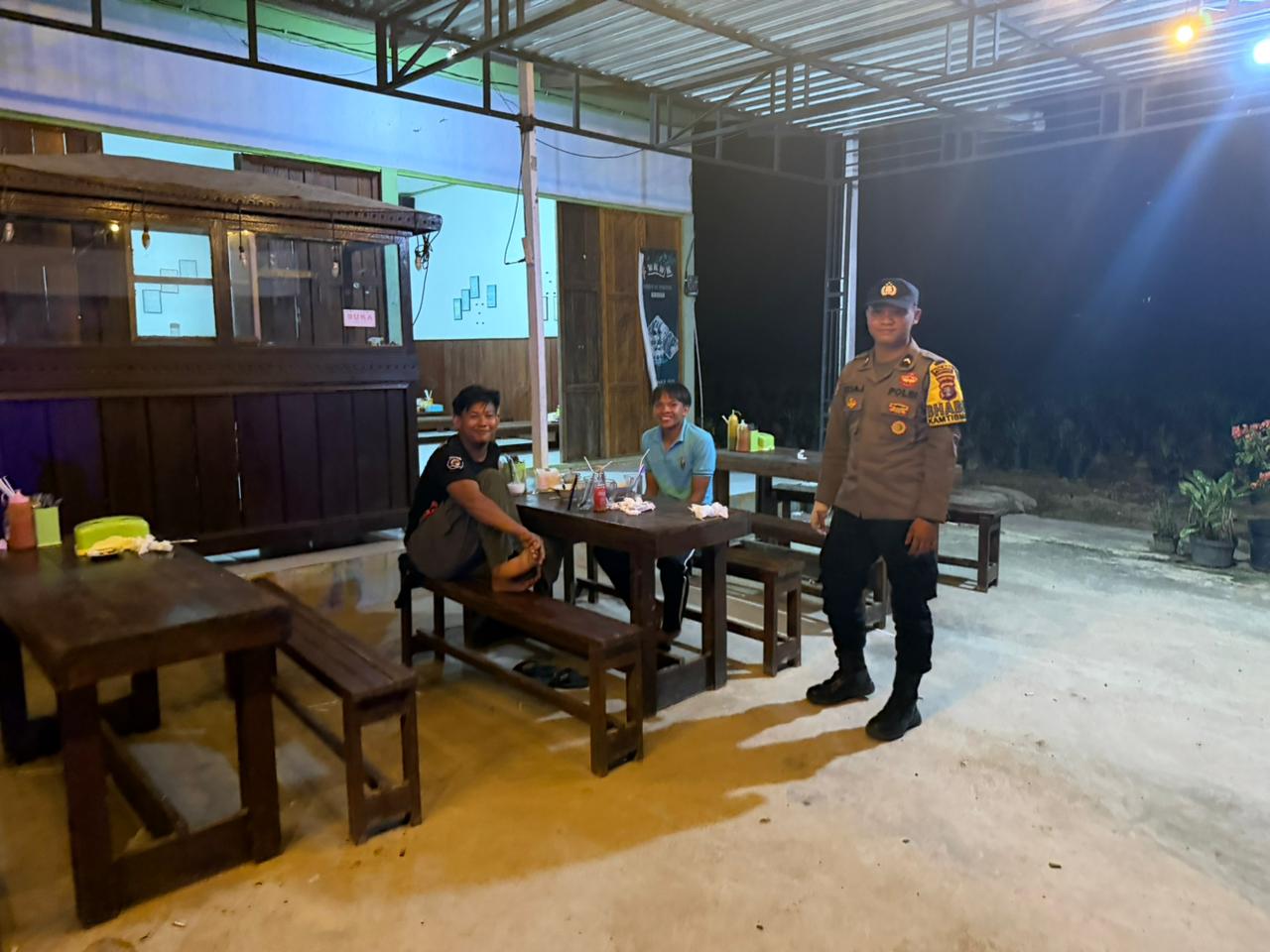 Personil Polsek Sambangi Warga yang Sedang Berkumpul untuk Jaga Kamtibmas