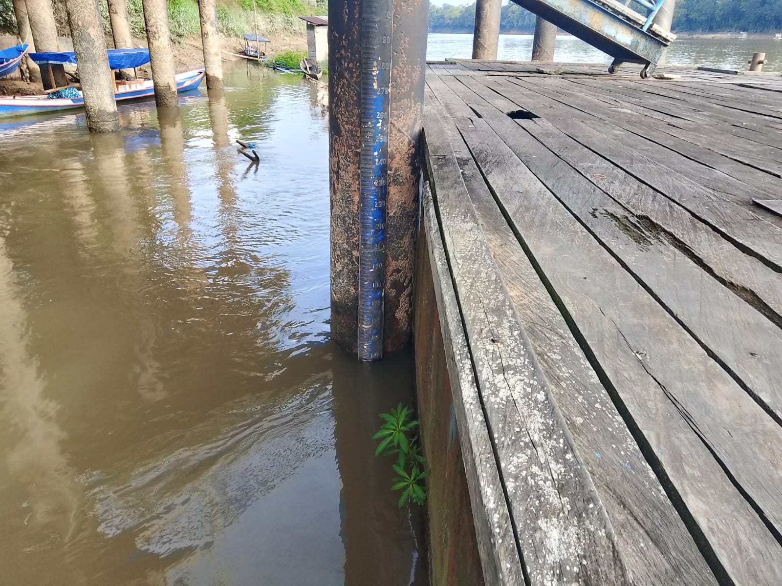 Piket Polsek Bulik Cek debit air di Kelurahan Nanga Bulik