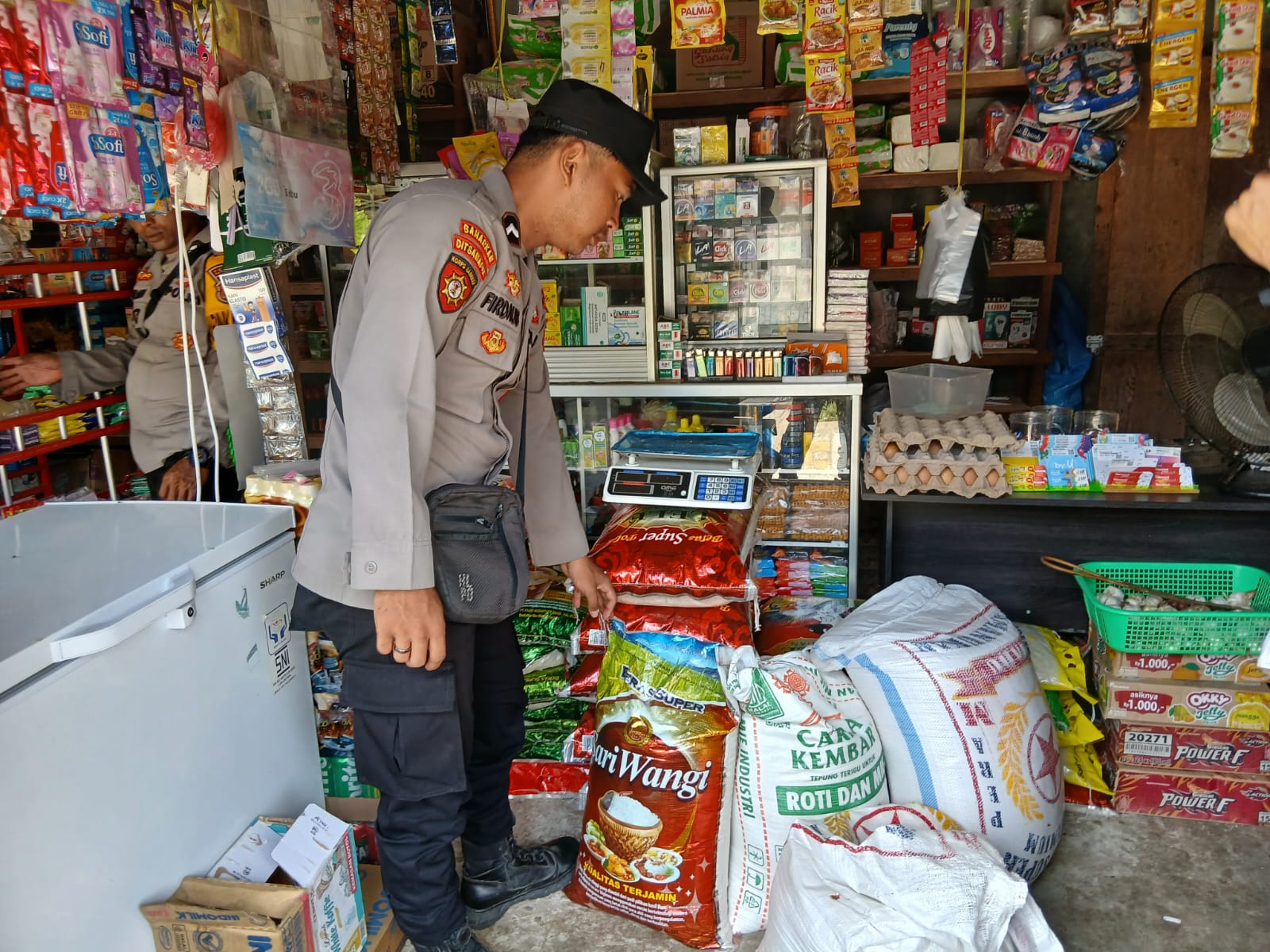 Polsek Montallat Laksanakan Pengecekan Sembako Untuk Pantau Stok Dan Harga Di Pasaran