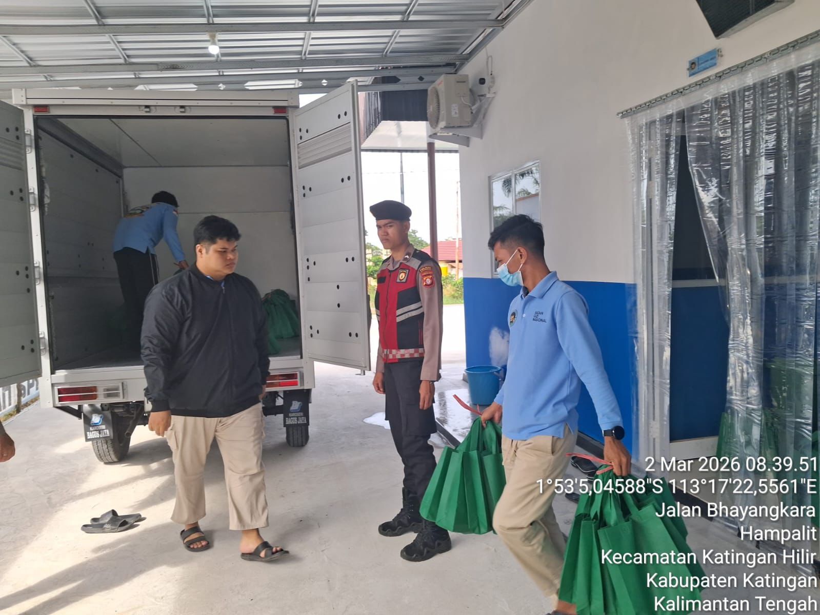 Sat Samapta Polres Katingan Laksanakan Pengawalan MBG ke Sekolah di Desa Hampalit.