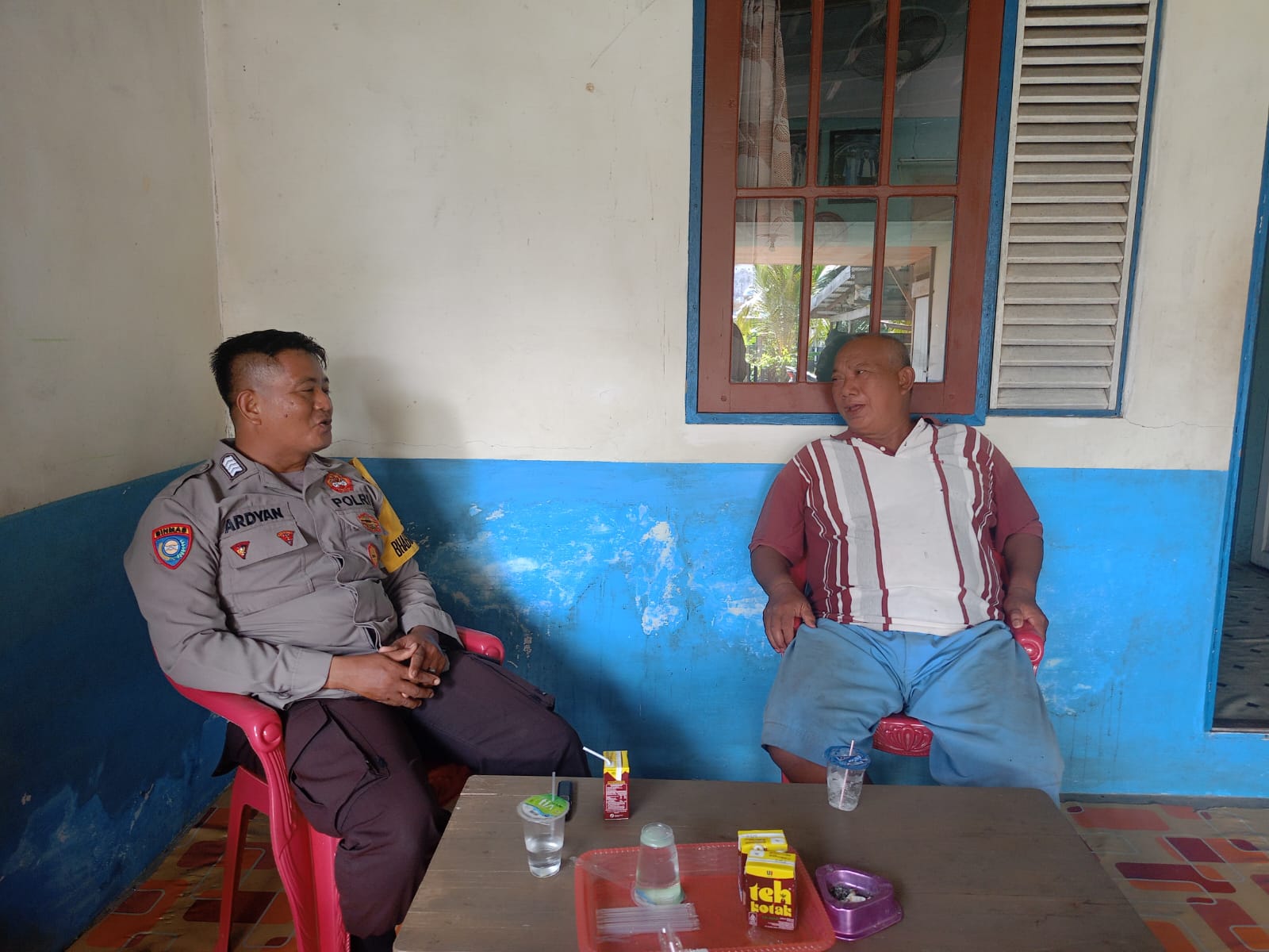 Sampaikan pesan Kamtibmas, Bhabinkamtibmas Polsek Katingan Kuala sambangi Warga.