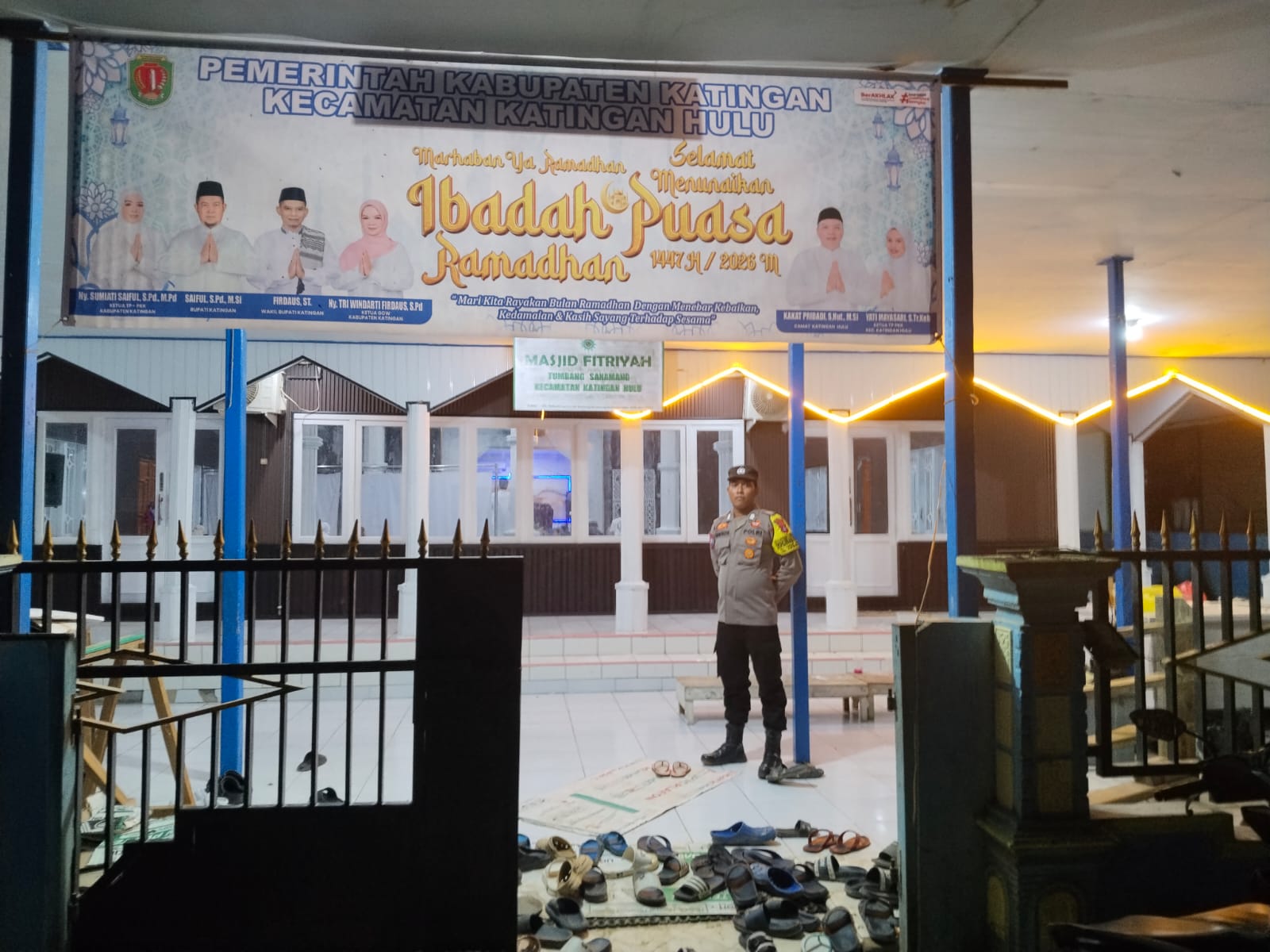 Ciptakan rasa aman selama Ramadhan 2026, Polsek Katingan Hulu Polres Katingan Amankan Ibadah sholat Taraweh diwilayah Kecamatan Katingan Hulu Kabupaten Katingan.