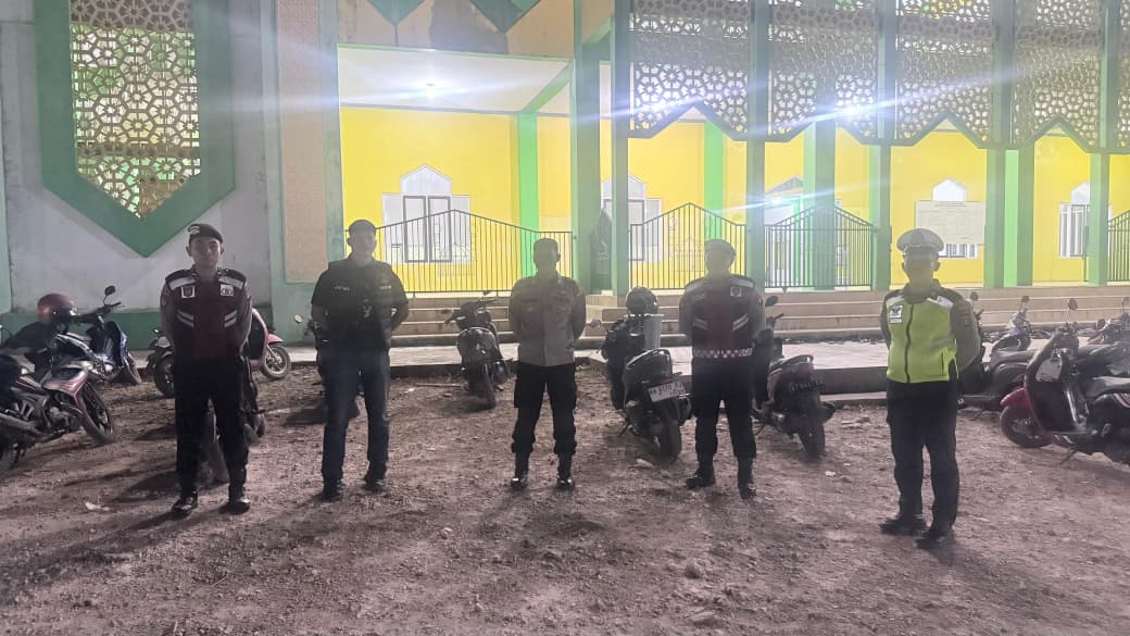 Ciptakan Rasa Aman Beribadah, Personel Polres Lamandau Amankan Sholat Tarawih