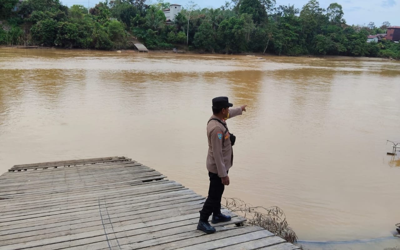 Polsek Marikit Pantau Situasi ketinggian Debit air di Das Katingan untuk antisipasi bencana Banjir.
