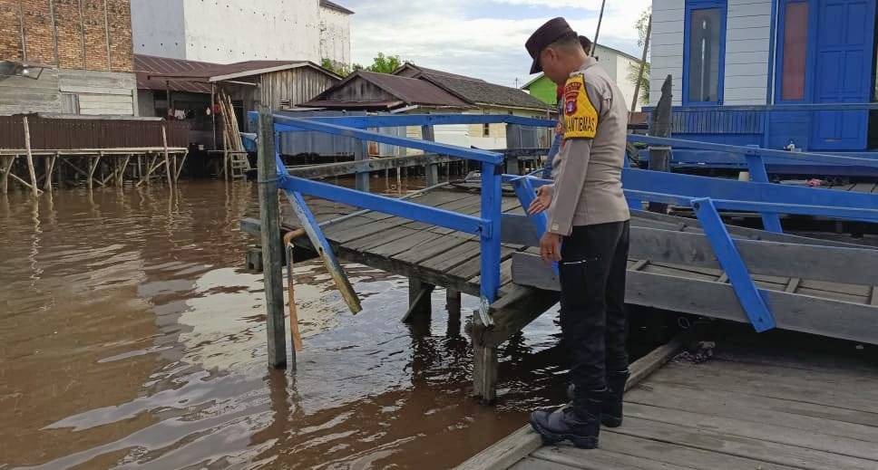 Antisipasi Terjadinya Bencana Banjir, Personil Polsek Katingan Kuala Rutin Melakukan Pengecekan Debit Air Di Wilayahnya