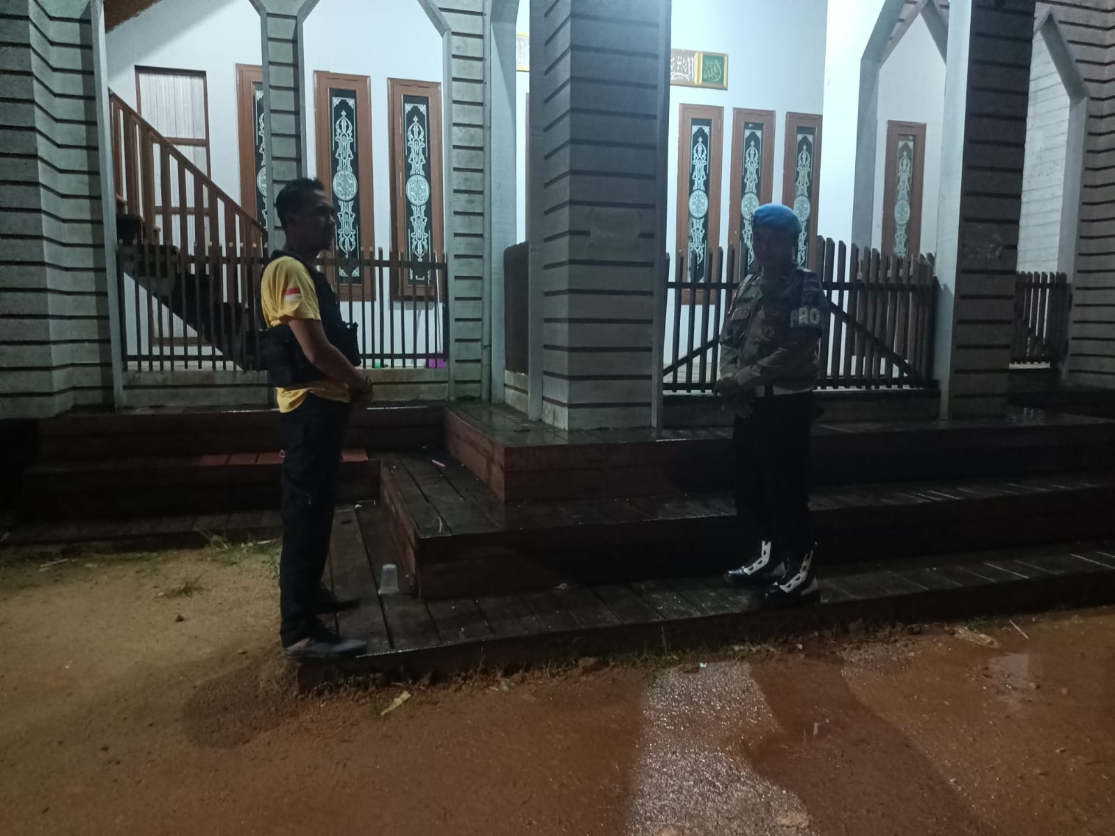 Personel Polsek Marikit Pastikan Salat Tarawih Berlangsung Aman dan Khusyuk