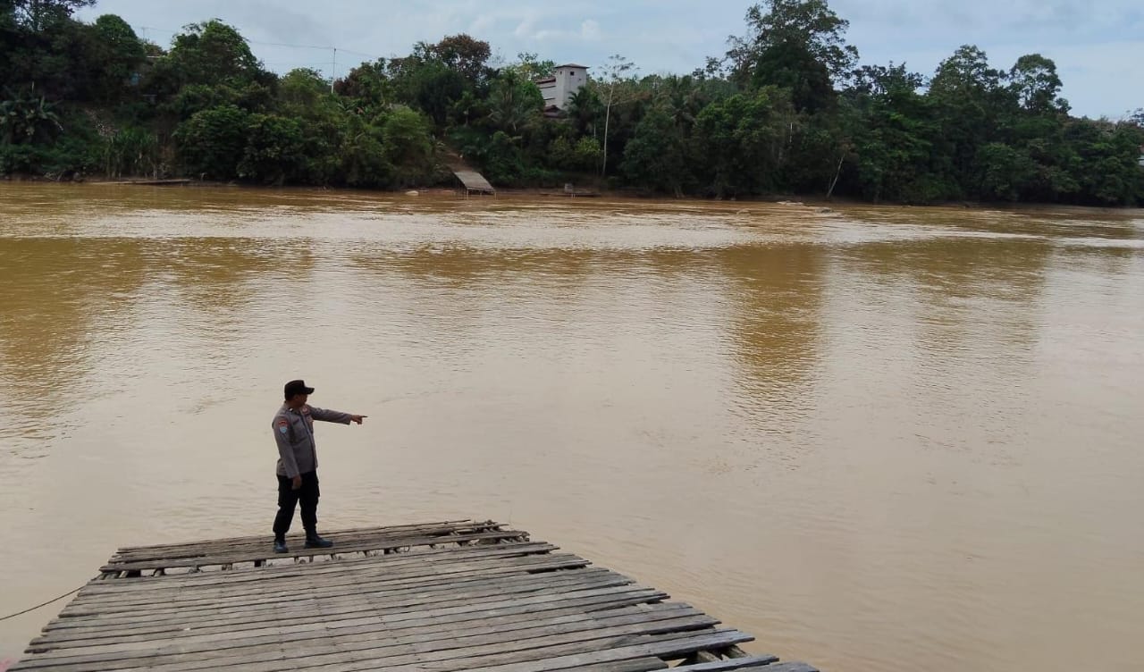Polsek Marikit Pantau Situasi ketinggian Debit air di Das Katingan untuk antisipasi bencana Banjir.